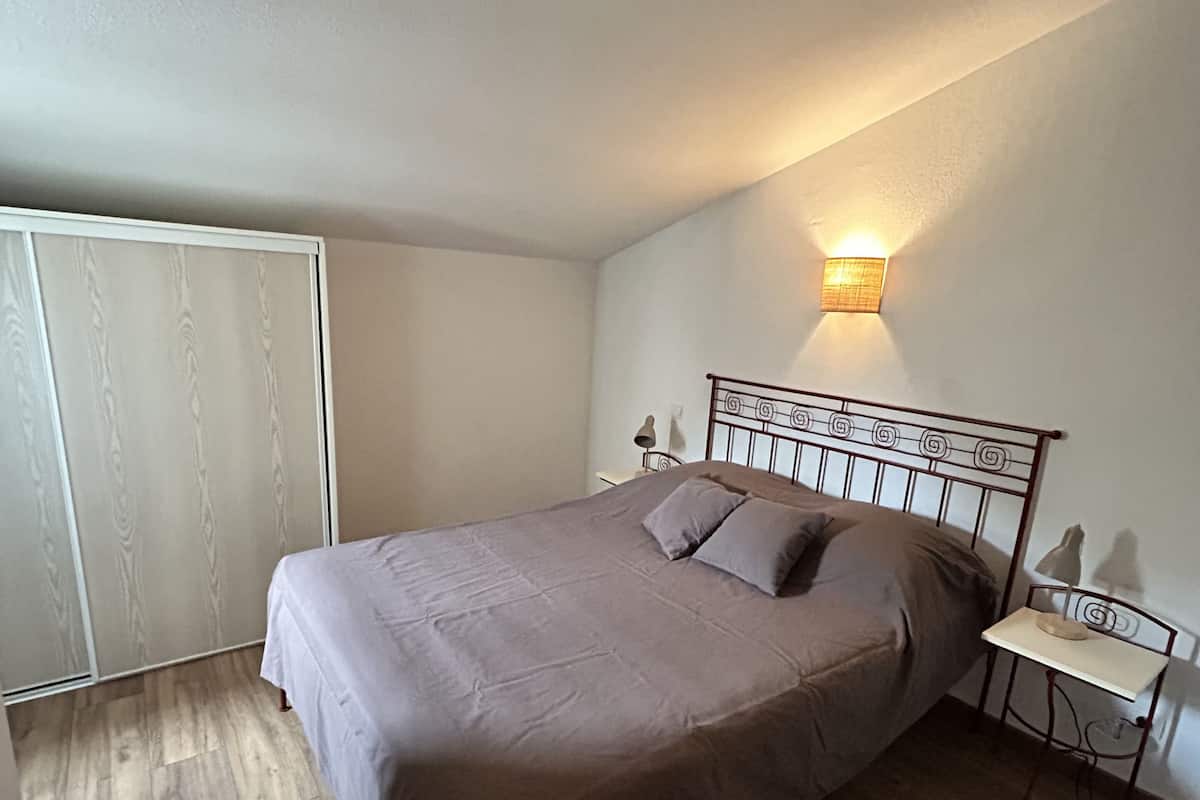 2 habitaciones, escritorio y espacio para trabajar con laptop