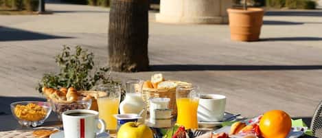 Sarapan bufet setiap hari (EUR 11.90 seorang)