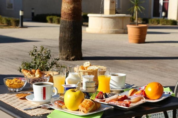 Daily buffet breakfast for a fee
