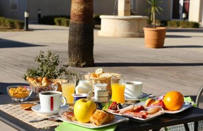 Desayuno buffet diario (EUR 11.90 por persona)