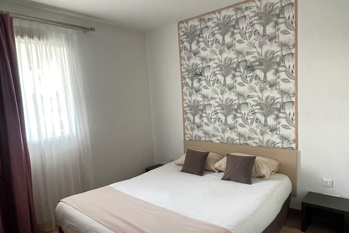 Habitación doble estándar | 2 habitaciones, escritorio y espacio para trabajar con laptop