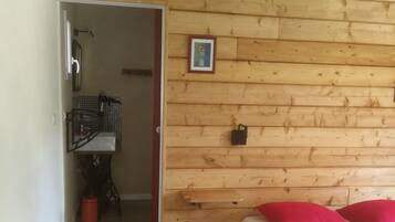 1 slaapkamer, een strijkplank/strijkijzer, gratis wifi, beddengoed