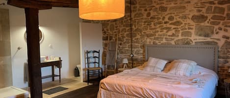 5 bedrooms, iron/ironing board, WiFi, bed sheets