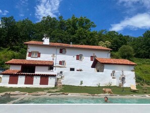Outdoor pool - Ferme Rénovée à Côté de Sentiers de Randonnées à 20 Minutes des Plages (Sare)