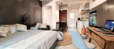 1 غرفة نوم وخزنة داخل الغرفة ومكتب ومكواة/لوح كي