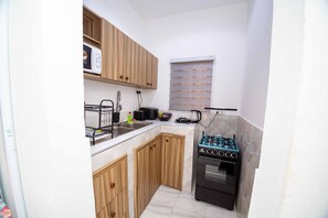 Een koelkast, een microgolfoven, een oven, een kookplaat