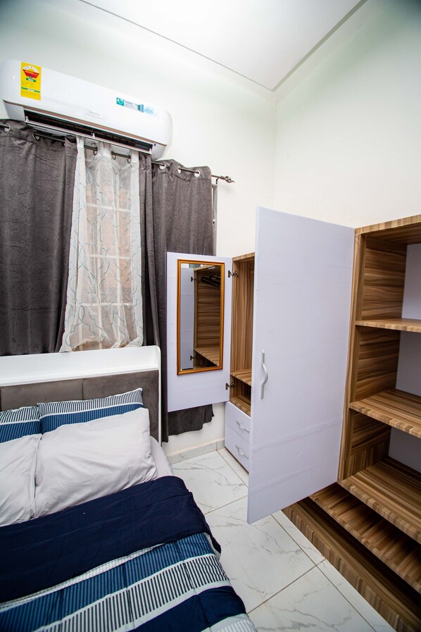 1 slaapkamer, een strijkplank/strijkijzer, gratis wifi, beddengoed