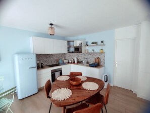 Kylskåp, mikrovågsugn, ugn och spishäll