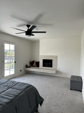 4 bedrooms, desk, WiFi, bed sheets