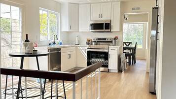 Geladeira, micro-ondas, fogão, cooktop