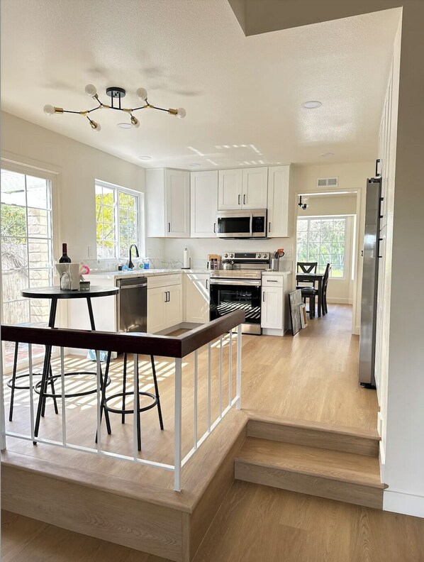 Réfrigérateur, micro-ondes, four, plaque de cuisson