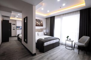 Caja de seguridad en la habitación y escritorio 