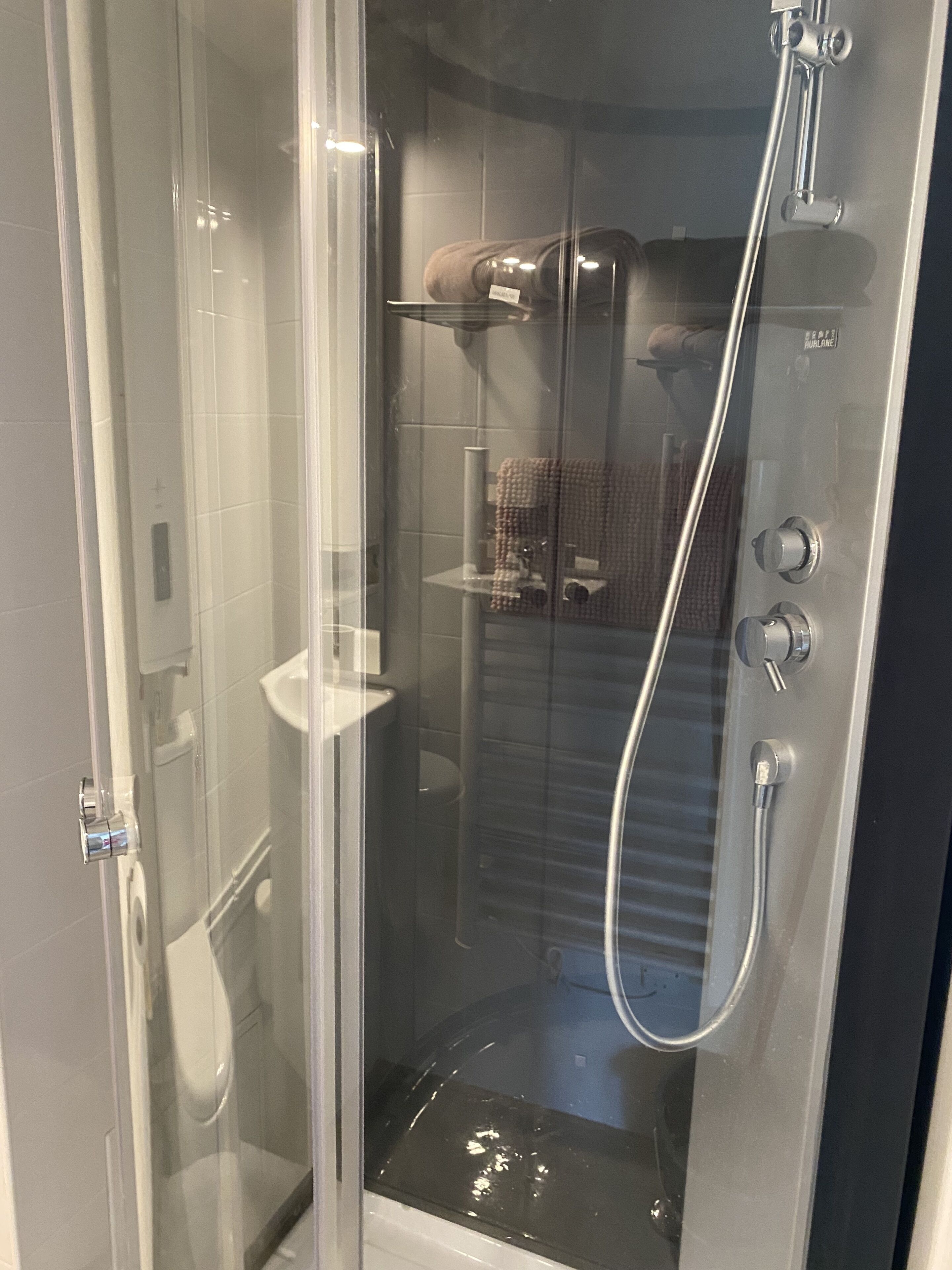 Douche, sèche-cheveux, serviettes fournies, savon