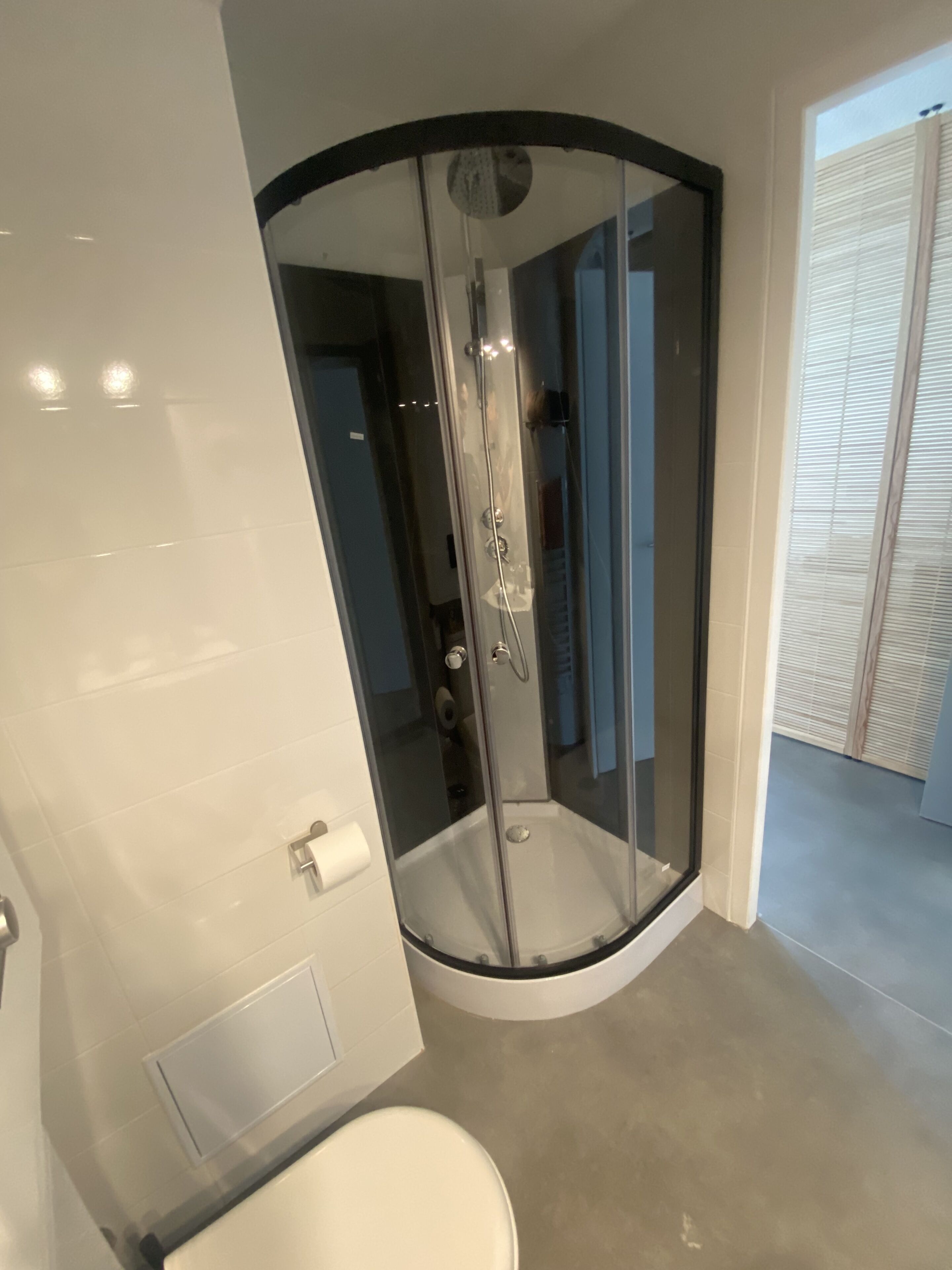 Een douche, een haardroger, handdoeken, zeep