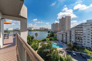 Private terrae with lake views and a resort-style pool below - Modern 2Bed/2Bath Home w/Private Terrace & Kitchen - Apartment (Orlando)