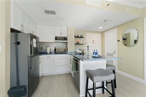 Modern kitchen with breakfast bar and stainless appliances - Modern 2Bed/2Bath Home w/Private Terrace & Kitchen - Apartment (Orlando)