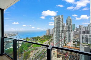 Luxury Apartment, Balcony, City View | Balcony - Bayfront Park King Studio with Bay View (Miami)