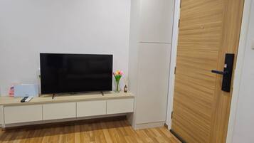 Apartemen Royal, 1 Tempat Tidur Queen, Bebas Asap Rokok, balkon | Area keluarga | TV layar datar