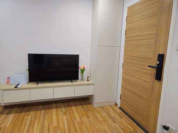 Apartemen Royal, 1 Tempat Tidur Queen, Bebas Asap Rokok, balkon | Area keluarga | TV layar datar