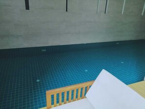 2 kolam renang indoor