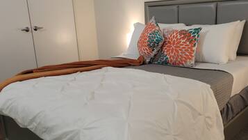 1 habitación, tabla de planchar con plancha, internet y ropa de cama