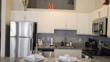 Refrigerador, microondas, horno y parrilla de estufa