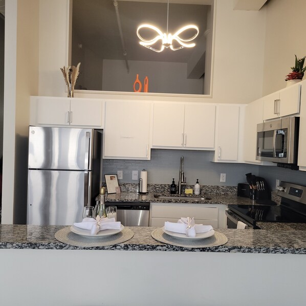 Refrigerador, microondas, horno y parrilla de estufa 