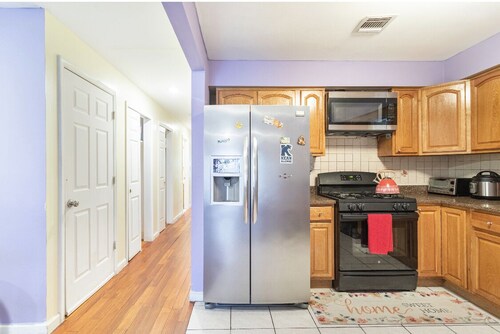 Cheerful 3 Bedroom Home- Near EWR/NYC