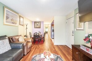 Interior - Cheerful 3 Bedroom Home- Near EWR/NYC (Newark)