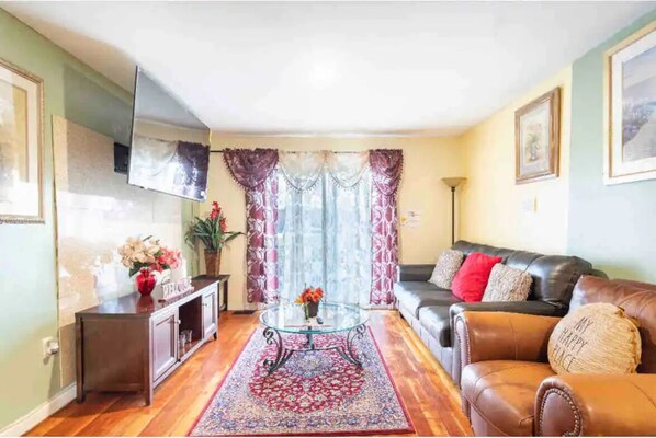 Smart TV - Cheerful 3 Bedroom Home- Near EWR/NYC (Newark)