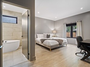 2 habitaciones, escritorio, tabla de planchar con plancha y wifi gratis 