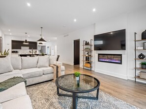 Téléviseur connecté, foyer, jeux vidéo, livres