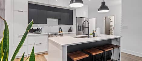 Kjøleskap, mikrobølgeovn, ovn og kokeplater