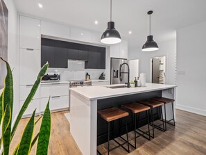 Réfrigérateur, four à micro-ondes, un four, surface de cuisson