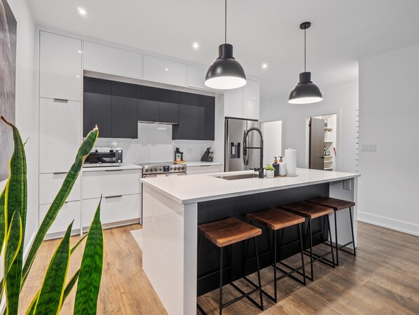 Refrigerador, microondas, horno y parrilla de estufa 