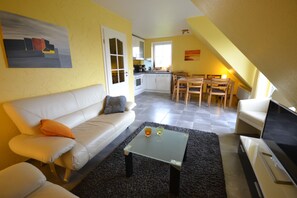 TV, DVD player, books, stereo - Ferien am Meer in der Wunderschönen Albatros: mit Reetdach, Sauna und Viel Platz (Dassow)