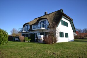 Exterior - Ferien am Meer in der Wunderschönen Albatros: mit Reetdach, Sauna und Viel Platz (Dassow)