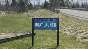 Señal para la rampa de embarque de Black River Park.