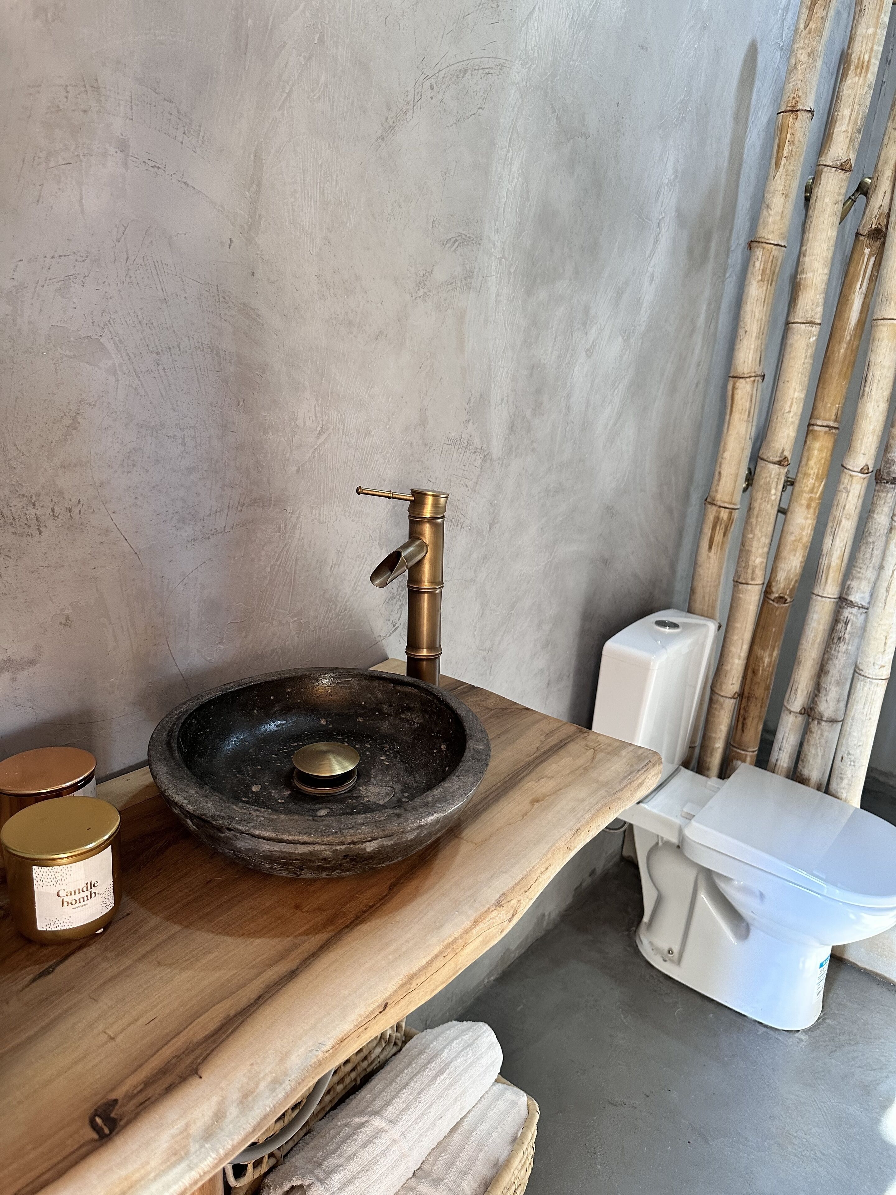 Douche, serviettes fournies, savon, shampoing