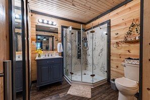 Douche, serviettes fournies, savon, shampooing