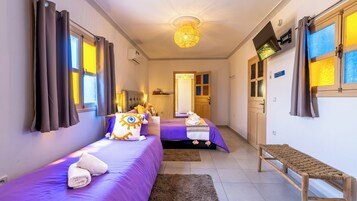Decoración personalizada, muebles diferentes y cortinas blackout 