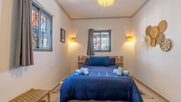 Decoración personalizada, muebles diferentes y cortinas blackout 