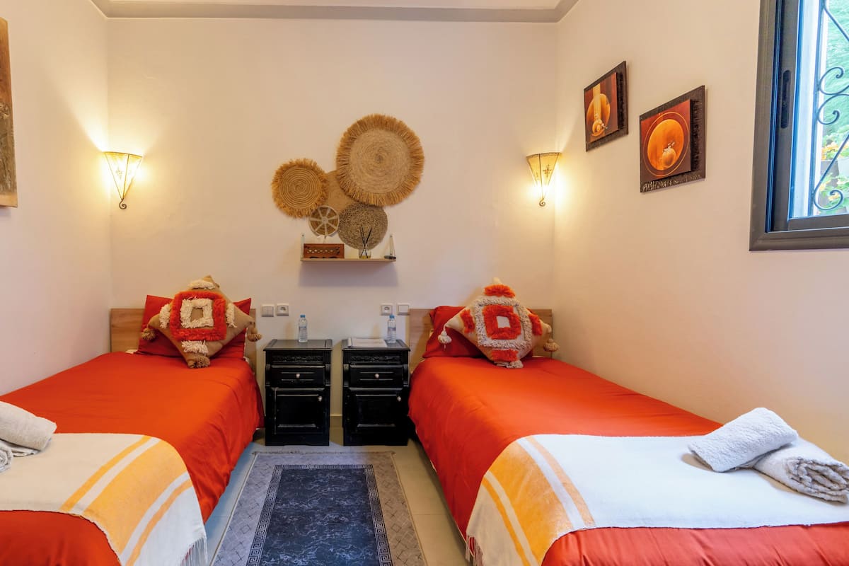 Decoración personalizada, muebles diferentes y cortinas blackout