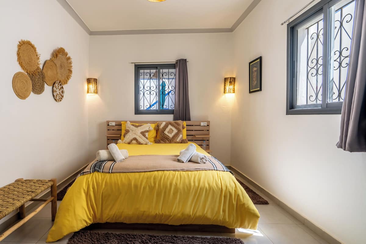 Decoración personalizada, muebles diferentes y cortinas blackout