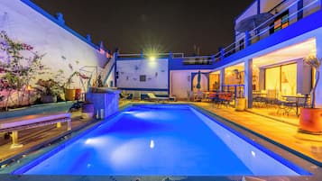 Outdoor pool, open 8:00 AM to 10:00 PM, pool umbrellas, sun loungers