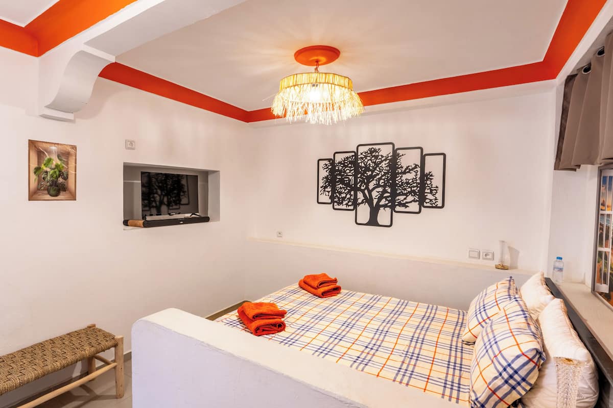 Decoración personalizada, muebles diferentes y cortinas blackout