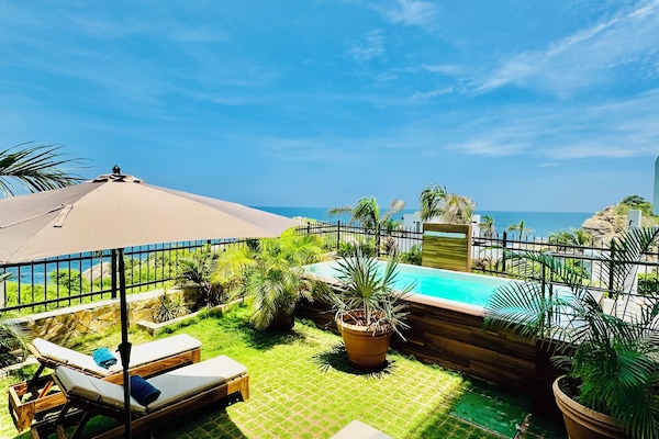 Una piscina al aire libre, sombrillas