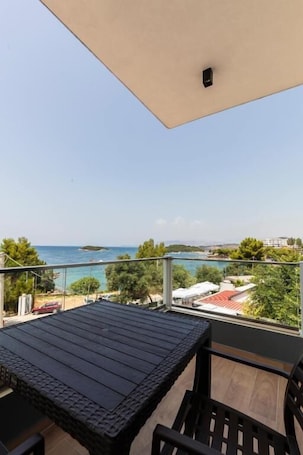 Escritorio, wifi gratis y ropa de cama