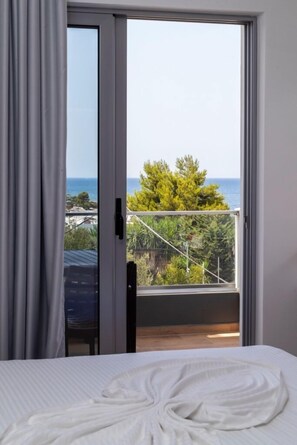 Habitación Deluxe doble, vistas al mar | Escritorio, wifi gratis, ropa de cama