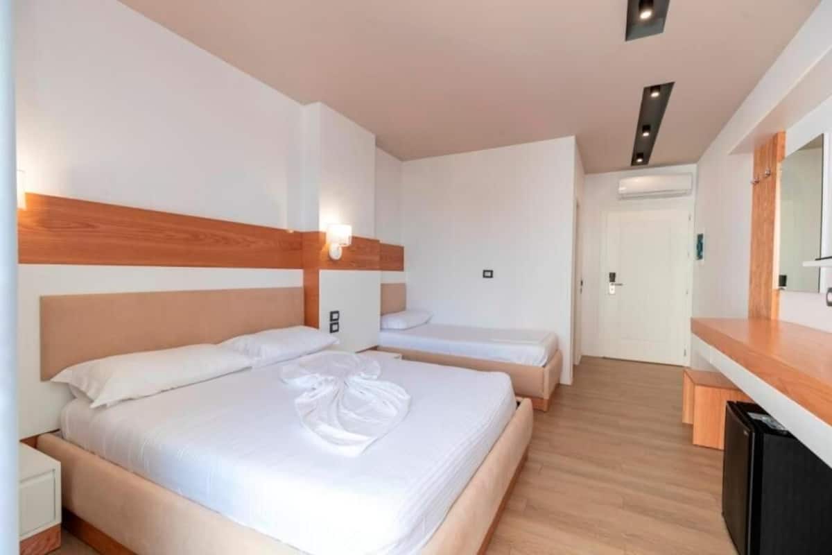 Een bureau, gratis wifi, beddengoed
